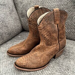 Women’s Ariat brown western booties size 9